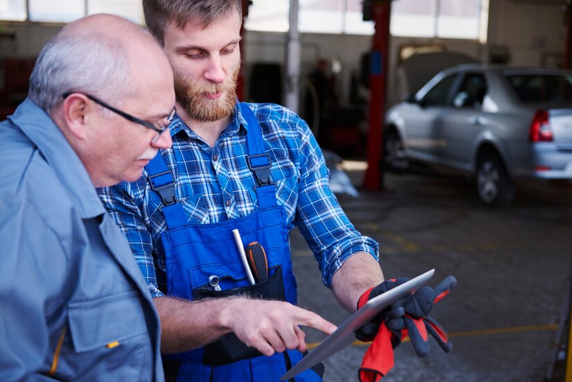 mechanics-checking-planning-workshop Car repair banner image